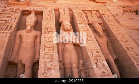 Statue del Tempio Nefertari, Abu Simbel, Egitto Foto Stock