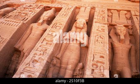 Statue del Tempio Nefertari, Abu Simbel, Egitto Foto Stock