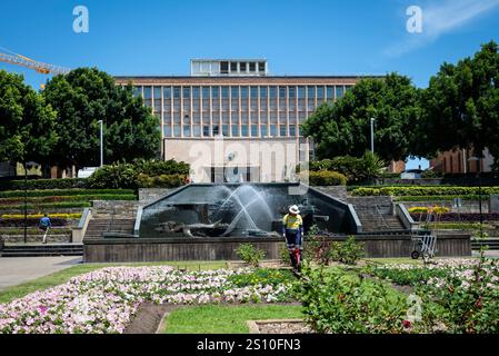 Civic Park con la Captain James Cook Memorial Fountain e il War Memorial Cultural Centre, Newcastle, NSW, Australia Foto Stock