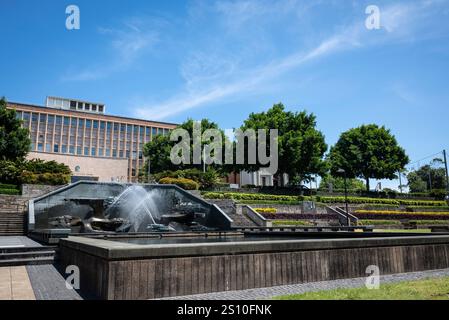 Civic Park con la Captain James Cook Memorial Fountain e il War Memorial Cultural Centre, Newcastle, NSW, Australia Foto Stock