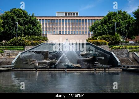 Civic Park con la Captain James Cook Memorial Fountain e il War Memorial Cultural Centre, Newcastle, NSW, Australia Foto Stock