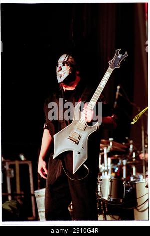 MICK THOMSON, SLIPKNOT, READING FESTIVAL, 2000: Una prima foto del chitarrista Mick Thomson (#7) degli Slipknot che suonano sul palco principale al Reading Festival, Reading, Regno Unito, in un primo tour britannico con il loro album di debutto omonimo 'Slipknot' il 27 agosto 2000. Foto: Rob Watkins. INFO: Slipknot è un gruppo musicale heavy metal statunitense formatosi nel 1995, noto per il loro suono aggressivo, le loro esibizioni dal vivo caotiche e le distintive identità mascherate. Con album come Iowa e Vol. 3: The Subliminal Verses, sono diventati icone del genere nu-metal. Foto Stock