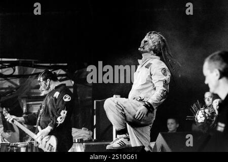 SLIPKNOT, READING FESTIVAL, 2000: Una prima foto del cantante Corey Taylor (#8) e del bassista Paul Gray (#2) (8 aprile 1972 – 24 maggio 2010) degli Slipknot che suonano sul palco principale al Reading Festival, Reading, Regno Unito in un primo tour britannico con il loro album di debutto omonimo 'Slipknot' il 27 agosto 2000. Foto: Rob Watkins. INFO: Slipknot è un gruppo musicale heavy metal statunitense formatosi nel 1995, noto per il loro suono aggressivo, le loro esibizioni dal vivo caotiche e le distintive identità mascherate. Con album come Iowa e Vol. 3: The Subliminal Verses, sono diventati icone del genere nu-metal. Foto Stock