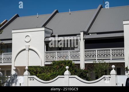 Residenza con balcone ornamentale in metallo, Newcastle, NSW, Australia Foto Stock