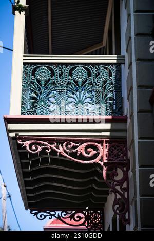 Residenza con balcone ornamentale in metallo, Newcastle, NSW, Australia Foto Stock