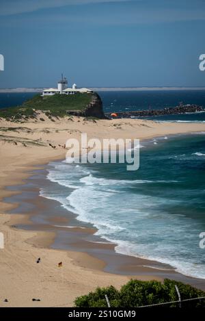 Nobbys Beach a Nobbys Head, un promontorio situato all'ingresso meridionale del porto di Newcastle, Newcastle, NSW, Australia Foto Stock