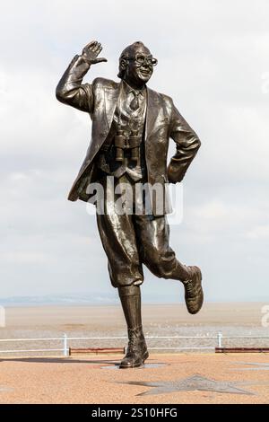 Eric Morecambe, Morecambe, Lancashire, Regno Unito, Inghilterra, statua di Eric Morecambe, statua, memoriale, città di Morecambe, Morecambe Regno Unito, Morecambe e Wise Foto Stock