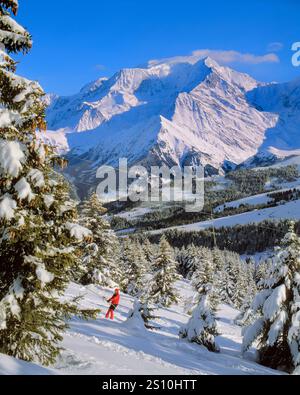 Mont Blanc e il massiccio del Monte Bianco sopra Megeve, St. Gervais e Cotes 2000 da Mont D'Arbois, Bettex, alta Savoia, Francia. Foto Stock