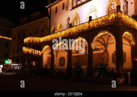 Weihnachtsmarkt, Christkindlesmarkt, Weihnachten, Amberg, Bayern. Oberpfalz Ein Spaziergang durch das mittelalterliche Zentrum von Amberg mit Rathaus Foto Stock