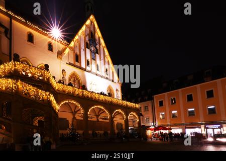 Weihnachtsmarkt, Christkindlesmarkt, Weihnachten, Amberg, Bayern. Oberpfalz Ein Spaziergang durch das mittelalterliche Zentrum von Amberg mit Rathaus Foto Stock