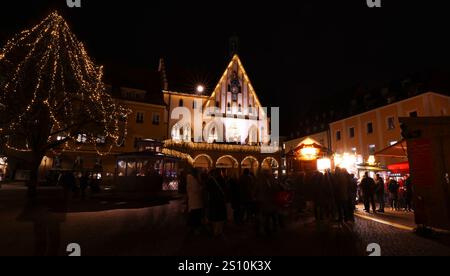 Weihnachtsmarkt, Christkindlesmarkt, Weihnachten, Amberg, Bayern. Oberpfalz Ein Spaziergang durch das mittelalterliche Zentrum von Amberg mit Rathaus Foto Stock