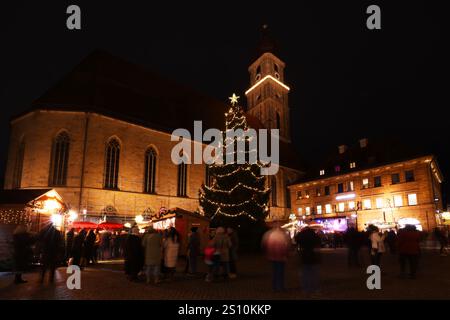 Weihnachtsmarkt, Christkindlesmarkt, Weihnachten, Amberg, Bayern. Oberpfalz Ein Spaziergang durch das mittelalterliche Zentrum von Amberg mit Rathaus Foto Stock