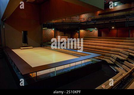 Scenografia per Una VISTA DAL PONTE di Arthur Miller al Young Vic, Londra SE1 11/04/2014 Set & lighting design: Jan Versweyveld costumi: An D'Huys regista: Ivo Van Hove Foto Stock