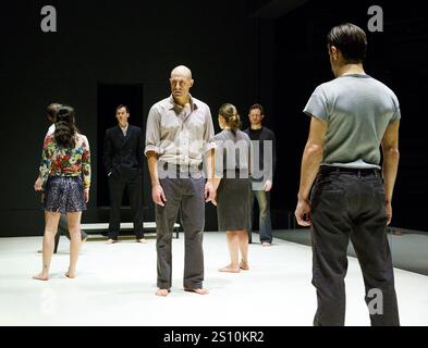 Centro: Mark strong (Eddie carbone) in Una VISTA DAL PONTE di Arthur Miller al Young Vic, Londra SE1 11/04/2014 Set & lighting design: Jan Versweyveld costumi: An D'Huys regista: Ivo Van Hove Foto Stock