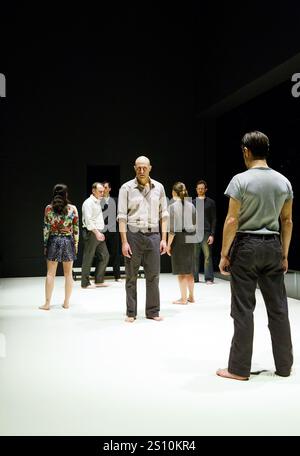 Centro: Mark strong (Eddie carbone) in Una VISTA DAL PONTE di Arthur Miller al Young Vic, Londra SE1 11/04/2014 Set & lighting design: Jan Versweyveld costumi: An D'Huys regista: Ivo Van Hove Foto Stock