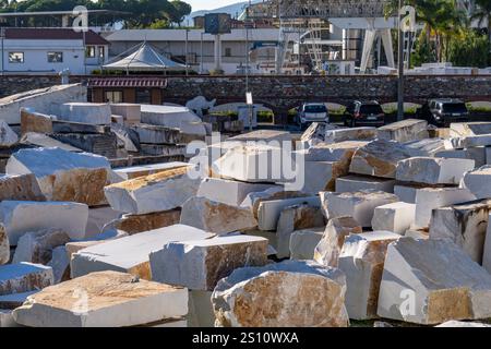 Blocchi di marmo nel deposito di un fornitore di marmo a Carrara, Italia. Foto Stock