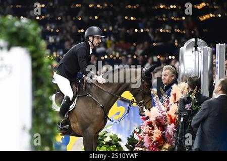 Mechelen, Belgio. 30 dicembre 2023. Il pilota belga Pieter Devos batte il suo cavallo casual DV Z durante la gara di salto della Coppa del mondo FEI all'evento equestre "Vlaanderens Kerstjumping - Memorial Eric Wauters" a Mechelen lunedì 30 dicembre 2024. BELGA PHOTO TOM GOYVAERTS credito: Belga News Agency/Alamy Live News Foto Stock