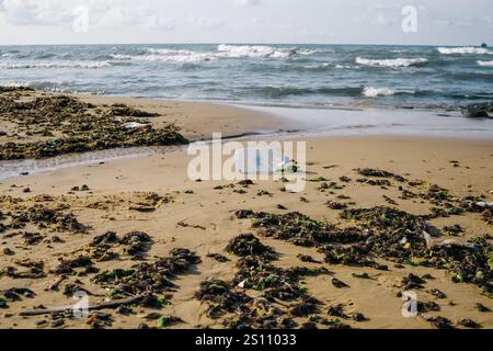 I problemi delle microplastiche sulla costa del Mar Nero. disastro ambientale fatto di plastica Foto Stock