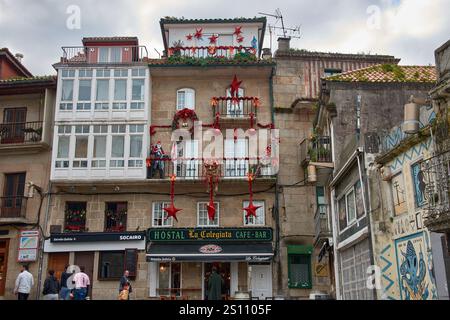 Vigo,Pontevedra,Spagna; dicembre,28,2024:un'affascinante antica casa in pietra nello storico casco Vello di Vigo, Galizia, Spagna, adornata di festività natalizie Foto Stock