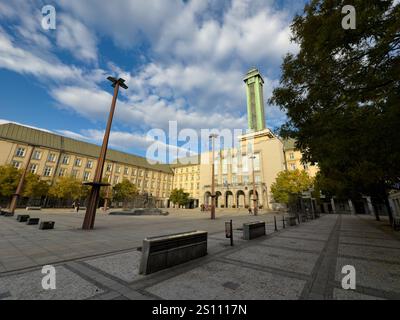 OSTRAVA, REPUBBLICA CECA - 25 OTTOBRE 2024: Foto ultra grandangolare del municipio di Ostrava Nova Radnice nella piazza della città di Prokesovo namesti al tramonto Foto Stock