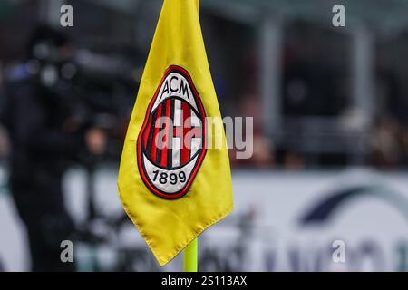 Milano, Italia. 29 dicembre 2024. Una vista generale all'interno dello stadio con la bandiera d'angolo dell'AC Milan durante la partita di calcio di serie A 2024/25 tra l'AC Milan e L'AS Roma allo stadio San Siro credito: Agenzia fotografica indipendente/Alamy Live News Foto Stock