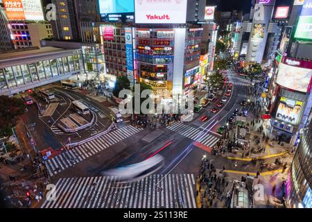 Tokio, Giappone. - 1.novembre 2024: Veduta di Shibuya Crossing, uno degli incroci più trafficati del mondo Foto Stock