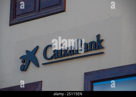 La Orotava, Spagna 9 settembre 2023, il logo del marchio "Caixabank" davanti a una filiale di la Orotava Foto Stock