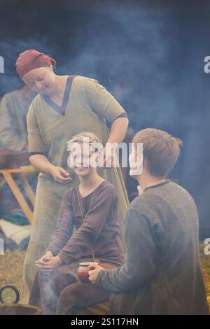 Hojbjerg, Danimarca, 27 luglio 2024: Famiglia a un festival vichingo Foto Stock