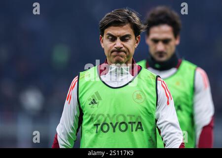 Milano, Italia. 29 dicembre 2024. Paulo Dybala dell'AS Roma reagisce durante la partita di calcio di serie A 2024/25 tra l'AC Milan e L'AS Roma allo stadio San Siro crediti: dpa/Alamy Live News Foto Stock