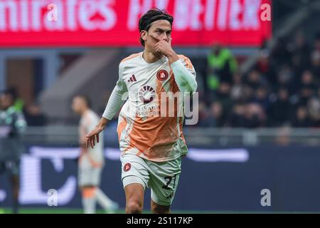 Milano, Italia. 29 dicembre 2024. Paulo Dybala dell'AS Roma festeggia dopo aver segnato un gol durante la partita di calcio di serie A 2024/25 tra l'AC Milan e L'AS Roma allo stadio San Siro crediti: dpa/Alamy Live News Foto Stock