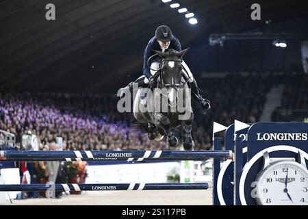 Mechelen, Belgio. 30 dicembre 2023. Il pilota svizzero Edouard Schmitz con Quno nella foto in azione durante la gara di salto della Coppa del mondo FEI all'evento equestre 'Vlaanderens Kerstjumping - Memorial Eric Wauters' a Mechelen lunedì 30 dicembre 2024. BELGA PHOTO TOM GOYVAERTS credito: Belga News Agency/Alamy Live News Foto Stock