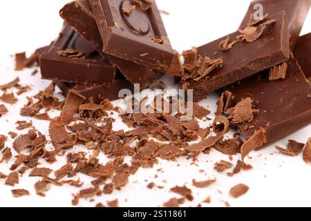 Barrette di cioccolato e rasatura su sfondo bianco Foto Stock