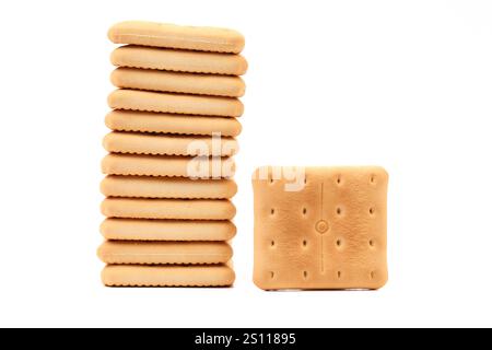 Punzonare il cracker di soda salinata. Isolato su sfondo bianco. Foto Stock