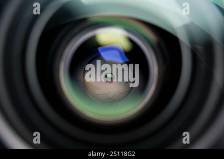 Foto macro di una fotocamera professionale con diaframma con apertura dell'obiettivo. Foto Stock