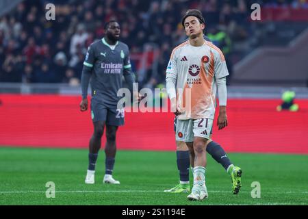 Milano, Italia. 29 dicembre 2024. Paulo Dybala dell'AS Roma reagisce durante la partita di calcio di serie A 2024/25 tra l'AC Milan e L'AS Roma allo stadio San Siro crediti: dpa/Alamy Live News Foto Stock