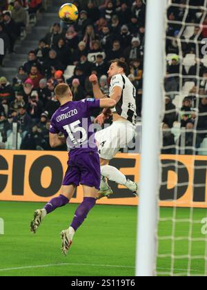 Torino, Italia. 29 dicembre 2024. Federico gatti (Juventus FC) in diretta contro Pietro Comuzzo (ACF Fiorentina) durante Juventus FC vs ACF Fiorentina, partita di serie A A Torino, Italia, dicembre 29 2024 crediti: Agenzia fotografica indipendente/Alamy Live News Foto Stock