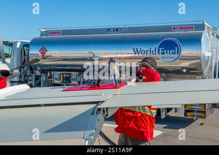 Uomo che fa rifornimento di un piccolo aereo privato in un aeroporto in Arizona Foto Stock