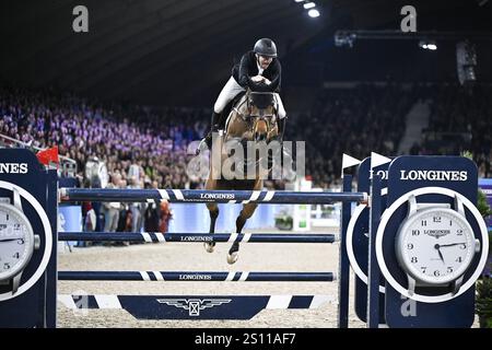 Mechelen, Belgio. 30 dicembre 2023. Pieter Devos belga con casual DV Z in azione durante la gara di salto della Coppa del mondo FEI all'evento equestre "Vlaanderens Kerstjumping - Memorial Eric Wauters" a Mechelen lunedì 30 dicembre 2024. BELGA PHOTO TOM GOYVAERTS credito: Belga News Agency/Alamy Live News Foto Stock