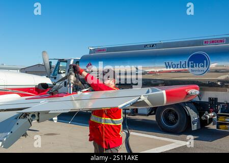 Uomo che fa rifornimento di un piccolo aereo privato in un aeroporto in Arizona Foto Stock