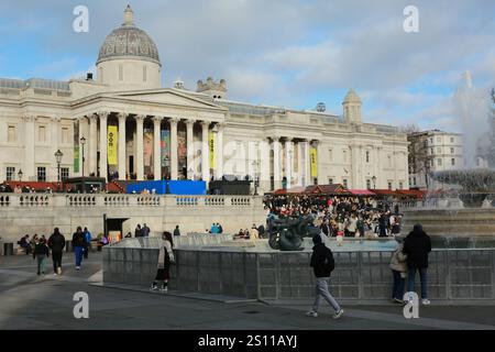 Londra, Regno Unito. 30 dicembre 2024. Le recinzioni di sicurezza sono erette lungo le fontane di Trafalgar Square prima delle celebrazioni di Capodanno. Crediti: Waldemar Sikora / Alamy Live News Foto Stock