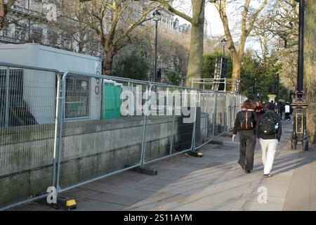 Londra, Regno Unito. 30 dicembre 2024. Le barriere di sicurezza sono state erette intorno agli edifici del Victoria Embankment a Westminster prima delle celebrazioni di Capodanno. Crediti: Waldemar Sikora / Alamy Live News Foto Stock