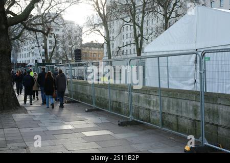 Londra, Regno Unito. 30 dicembre 2024. Le barriere di sicurezza sono state erette intorno agli edifici del Victoria Embankment a Westminster prima delle celebrazioni di Capodanno. Crediti: Waldemar Sikora / Alamy Live News Foto Stock