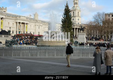 Londra, Regno Unito. 30 dicembre 2024. Le recinzioni di sicurezza sono erette lungo le fontane di Trafalgar Square prima delle celebrazioni di Capodanno. Crediti: Waldemar Sikora / Alamy Live News Foto Stock