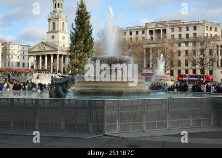 Londra, Regno Unito. 30 dicembre 2024. Le recinzioni di sicurezza sono erette lungo le fontane di Trafalgar Square prima delle celebrazioni di Capodanno. Crediti: Waldemar Sikora / Alamy Live News Foto Stock