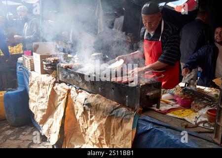 cucinare carni sul fuoco a carbone aperto nel tradizionale mercato berbero giorno amazigh market asni marocco Foto Stock