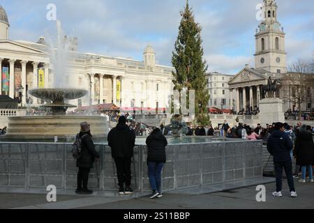 Londra, Regno Unito. 30 dicembre 2024. Le recinzioni di sicurezza sono erette lungo le fontane di Trafalgar Square prima delle celebrazioni di Capodanno. Crediti: Waldemar Sikora / Alamy Live News Foto Stock