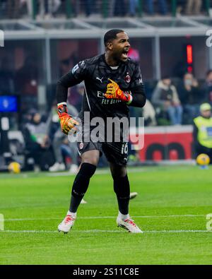 Milano, Italia. 29 dicembre 2024. Mike Maignan in azione durante la partita di serie A tra l'AC Milan e L'AS Roma il 29 2024 dicembre allo stadio Giuseppe Meazza di Milano, Italia Credit: Mairo Cinquetti/Alamy Live News Foto Stock