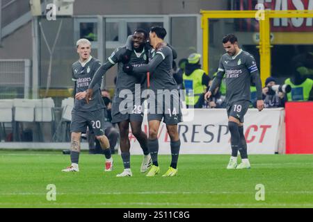 Milano, Italia. 29 dicembre 2024. Tijjani Reijnders festeggia il gol durante la partita di serie A tra l'AC Milan e L'AS Roma il 29 2024 dicembre allo stadio Giuseppe Meazza di Milano, Italia Credit: Mairo Cinquetti/Alamy Live News Foto Stock