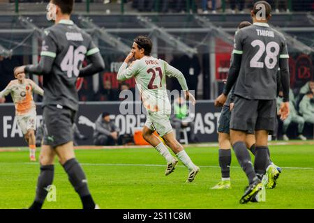 Milano, Italia. 29 dicembre 2024. Paulo Dybala festeggia il gol durante la partita di serie A tra l'AC Milan e L'AS Roma il 29 2024 dicembre allo stadio Giuseppe Meazza di Milano, Italia Credit: Mairo Cinquetti/Alamy Live News Foto Stock