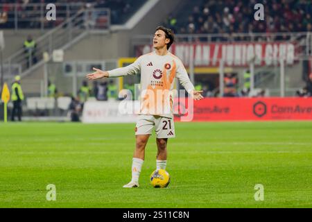 Milano, Italia. 29 dicembre 2024. Paulo Dybala in azione durante la partita di serie A tra l'AC Milan e L'AS Roma il 29 2024 dicembre allo stadio Giuseppe Meazza di Milano, Italia Credit: Mairo Cinquetti/Alamy Live News Foto Stock